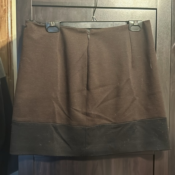 Tahari skirt, dark brown with black trim at the bottom. Size 6 - Picture 3 of 3